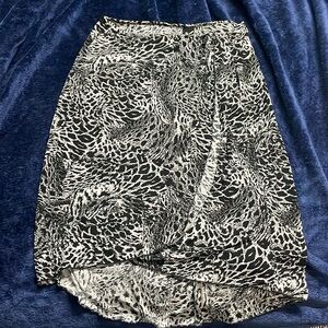 Women’s medium animal print skirt! Very thin and cool material